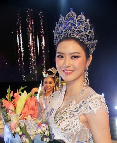 Lim Ji Yeon giành danh hiệu Miss World Korea. Cô sẽ đại diện đất nước tham dự Hoa hậu Thế giới vào tháng 12 ở Anh.