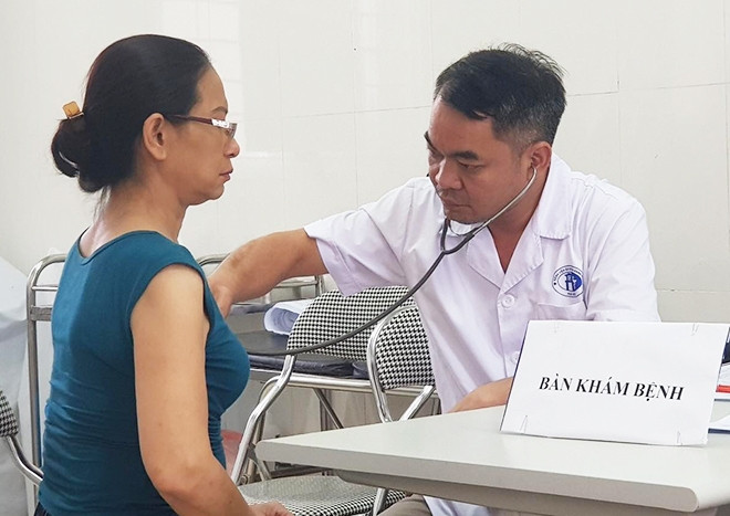 Người dân đến trạm y tế phường Hạ Đình để khám sức khỏe. Ảnh: Thế Quỳnh
