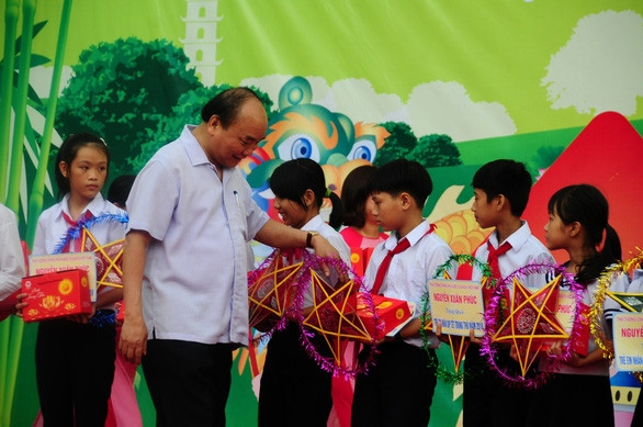 Thủ tướng Nguyễn Xuân Phúc đón Tết Trung thu cùng trẻ em Quảng Nam - Ảnh 1.