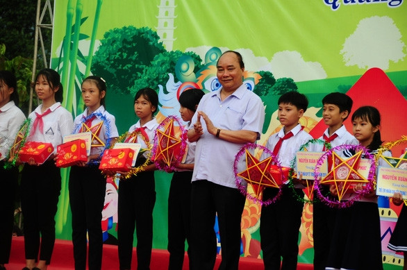 Thủ tướng Nguyễn Xuân Phúc đón Tết Trung thu cùng trẻ em Quảng Nam - Ảnh 2.