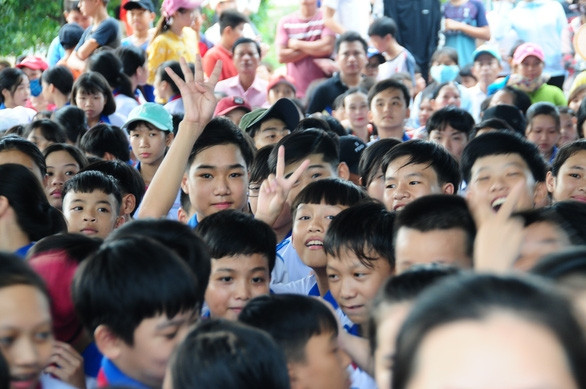 Thủ tướng Nguyễn Xuân Phúc đón Tết Trung thu cùng trẻ em Quảng Nam - Ảnh 3.