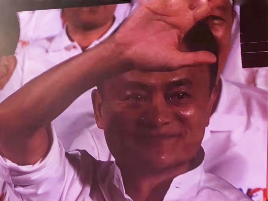 Jack Ma duoc khen khi hat rock o bua tiec tu chuc chu tich Alibaba hinh anh 2 