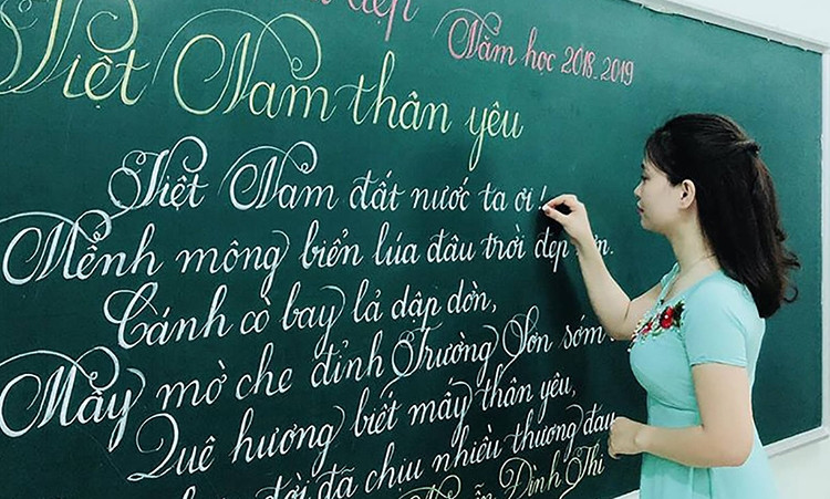 Giáo viên trường Trưng Vương (TP Đông Hà, Quảng Trị) thi viết chữ đẹp năm 2018. Ảnh: Trường Trưng Vương