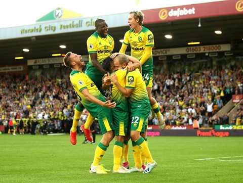 Niềm vui của các cầu thủ Norwich sau bàn thắng của McLean