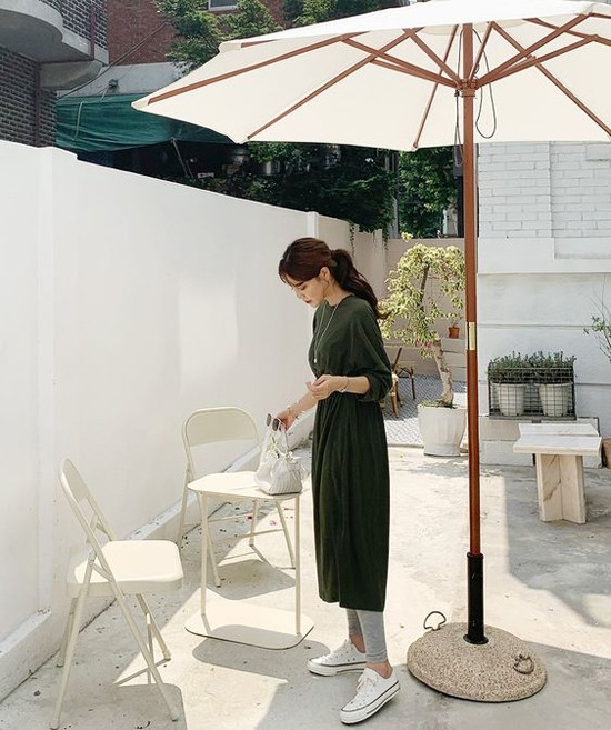 Mặc váy dáng dài cùng các kiểu quần legging đơn sắc là phong cách được nhiều tín đồ thời trang Hàn Quốc ưa chuộng. Các bạn gái ở khu vực phía Bắc có thể áp dụng cách mix đồ này để giúp mình sành điệu cùng xu hướng mới.