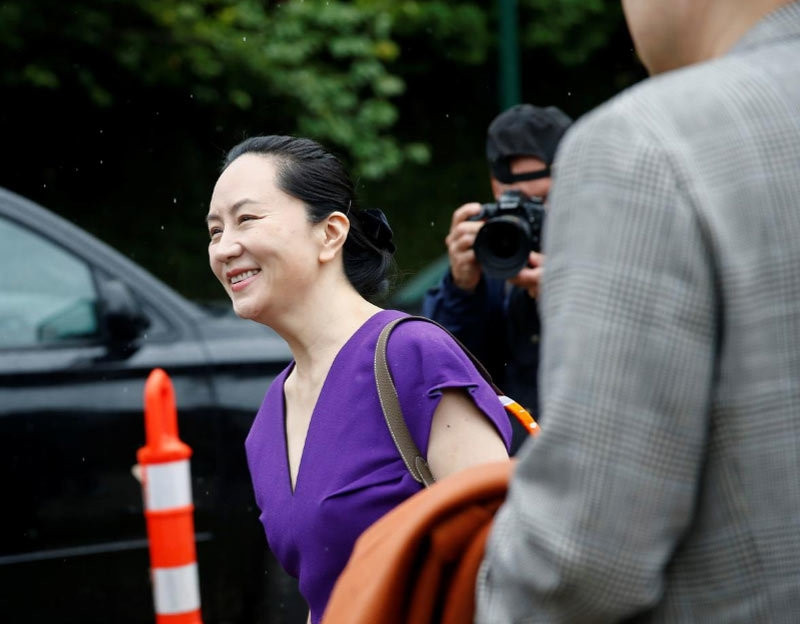 Hình ảnh 'công chúa Huawei' đeo vòng định vị tới tòa