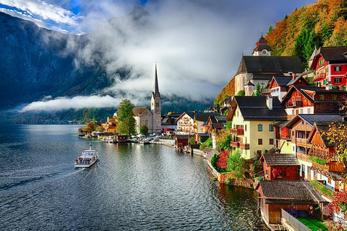 Thị trấn Hallstatt được mệnh danh là một trong những điểm đến mùa thu đẹp nhất châu Âu. Ảnh: Envato.