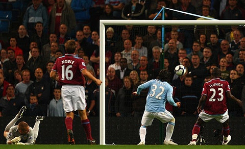 Tevez lập cú đúp vào lưới West Ham cách đây 10 năm