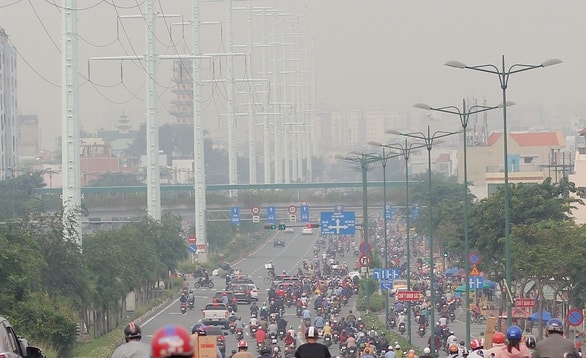 TP.HCM, Hà Nội ô nhiễm nặng, cách nào ngăn bụi mịn? - Ảnh 1.