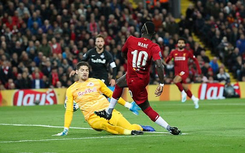 Liverpool sớm vươn lên dẫn trước ở phút thứ 9 do công của Mane