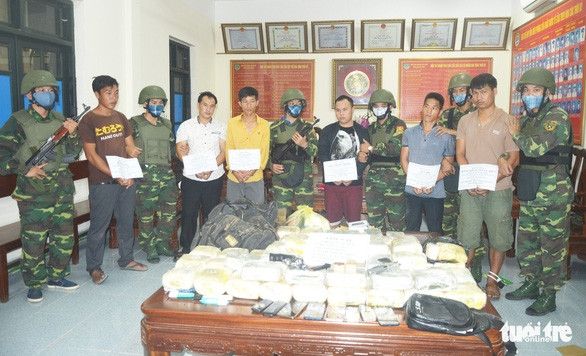 Bắt hai thành niên Lào thủ súng đạn ‘cõng’ ma túy vào Việt Nam - Ảnh 2.