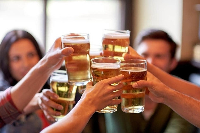 Uống rượu không chỉ ảnh hưởng đến trẻ sơ sinh mà còn gây hại đến sức khỏe chính các cặp vợ chồng. Ảnh: Evening Standard 