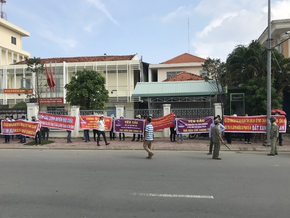 Hàng trăm người đến Tỉnh ủy Long An nhờ tìm công ty bất động sản - Ảnh 2.