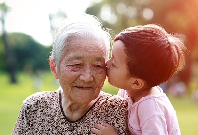 Thường xuyên gọi điện thăm hỏi người thân, về thăm nhà, ăn cơm mẹ nấu... giúp bạn hạnh phúc. Ảnh: Psychologybenefits.