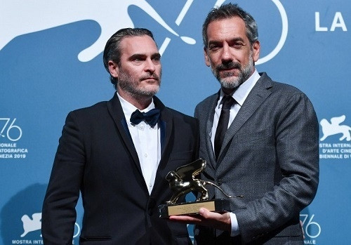 Todd Phillips (phải) và Joaquin Phoenix nhận giải. Ảnh: AFP.