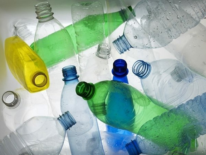 Chai đựng nước tái chế từ thủy tinh hoặc kim loại tốt hơn từ nhựa. Ảnh: Pinterest