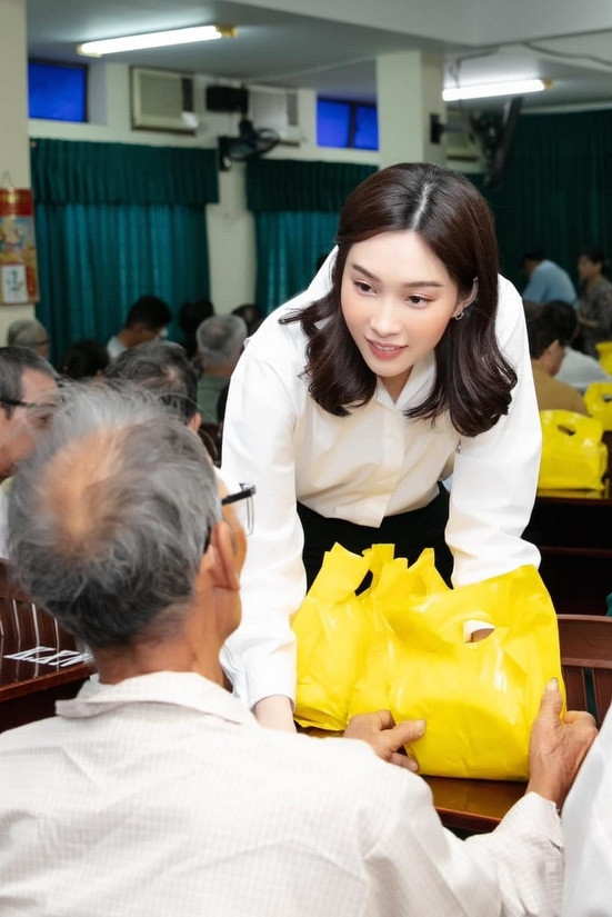 Hoa hậu Thu Thảo giúp người nghèo mổ mắt