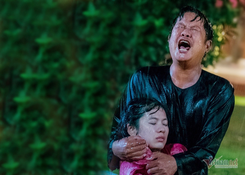 Thảo Trang than phiền vì cảnh nóng với con chồng ở 'Tiếng sét trong mưa'