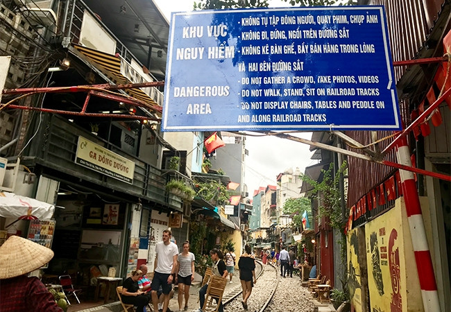 Tấm biển cảnh báo đặt trước phố Trần Phú. Ảnh: Anh Duy.  