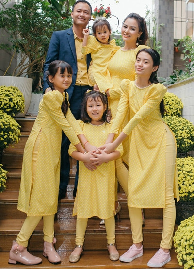 Vũ Thu Phương bên chồng và bốn con gái. Ảnh: VTP. 
