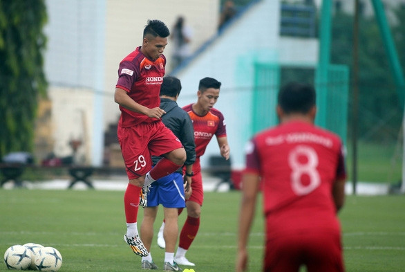 Xuân Mạnh, Văn Kiên bị loại khỏi trận gặp Malaysia - Ảnh 2.