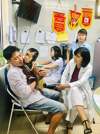 Anh Thắng (trái) gặp bác sĩ Dung (phải) vào 10/10, bác sĩ nhận định con trai anh là ca bệnh khó nhưng câu chuyện của hai bố con tiếp thêm nhiều động lực cho chị. Ảnh: Dung Phạm. 