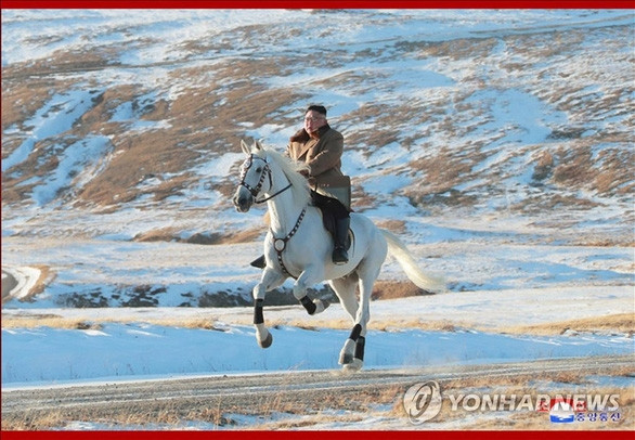 Ông Kim Jong Un cưỡi bạch mã lên núi thiêng, lên tiếng chỉ trích Mỹ - Ảnh 2.