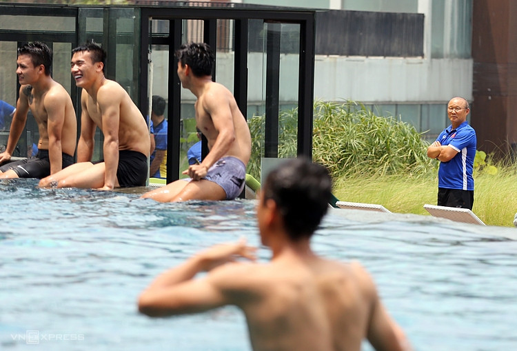 HLV Park Hang-seo lặng lẽ đứng quan sát, trông chừng khi các học trò nô đùa trong bể bơi ở Asiad 2018. Ảnh: Đức Đồng.