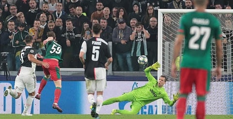 Aleksey Miranchuk sút tung nóc lưới Juventus