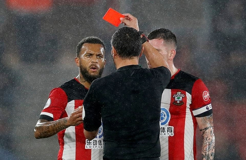 Bertrand đã đẩy Southampton vào tình thế khó khăn sau khi phải nhận thẻ đỏ