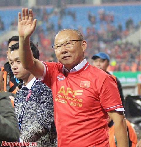 HLV Park Hang Seo giúp Việt Nam vô địch AFF Cup 2018 - Ảnh: Minh Tuấn 