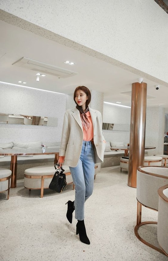 Vest mang hơi hướng vintage vẫn có thể kết hợp cùng áo thun, quần jeans để tăng độ năng động và thanh lịch cho phái đẹp.