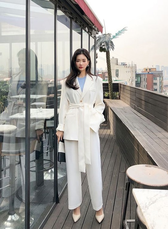 Nếu không thích phong cách vintage với các mẫu áo blazer mang hơi hướng cổ điển thì các nàng có thể chọn vest đi kèm đai lưng.