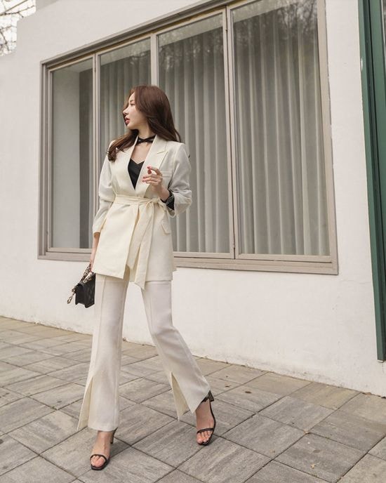 Blazer đi kèm đai lưng vải cũng là mốt của mùa cũ nhưng vẫn thể hiện sức sống bền bỉ ở xu hướng thời trang 2019/2020.