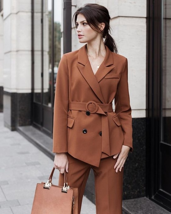 Blazer, suit và vest phom dáng quen thuộc bỗng lạ mắt và mới mẻ hơn nhờ cách bố trí đai lưng vải, dây lưng da đi kèm.