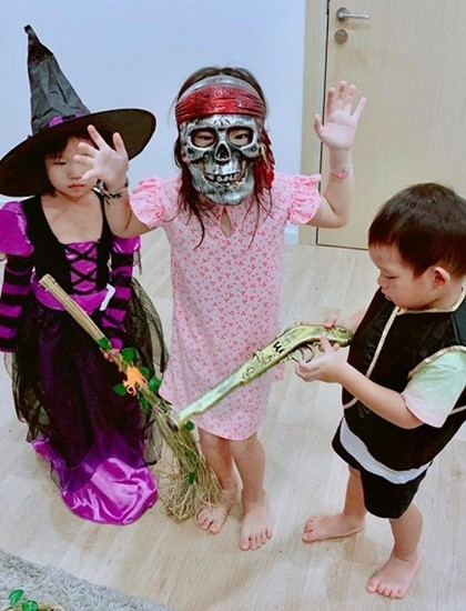 Hội nhóc tỳ nhà Lý Hải - Minh Hà hóa thân thành mụ phù thủy, bộ xương... trong lễ hội Halloween.