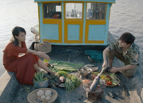 Hai nhân vật Thăng và Vân cùng ăn lẩu bông và cá nướng trong phim. Ảnh: TIFF.