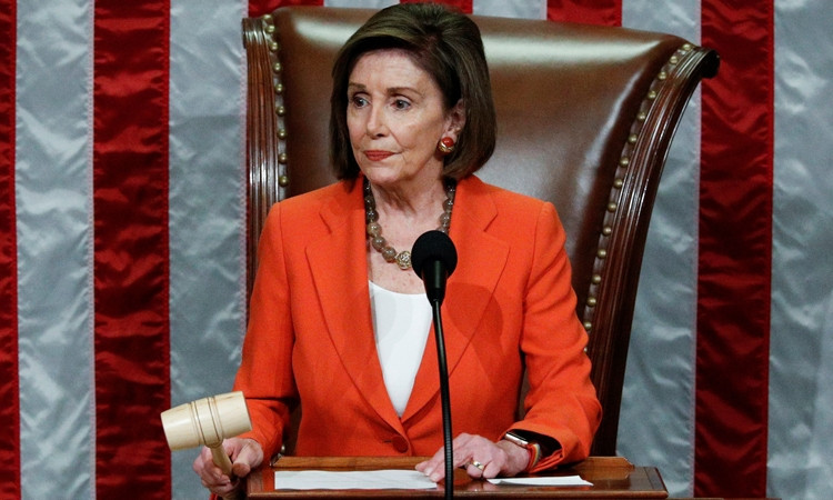 Chủ tịch Hạ viện Mỹ Nancy Pelosi trong cuộc bỏ phiếu thông qua nghị quyết điều tra luận tội Trump tại Tòa nhà Quốc hội ở Washington hôm qua. Ảnh: Reuters.