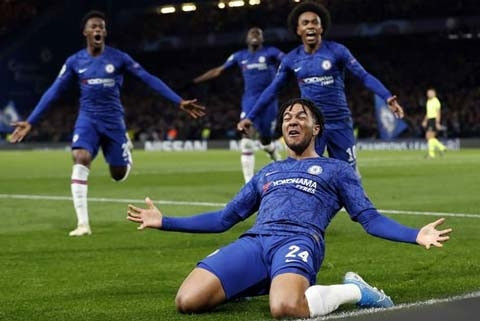 Hậu vệ trẻ Reece James ăn mừng đầy cảm xúc khi ghi bàn gỡ hòa 4-4 cho Chelsea
