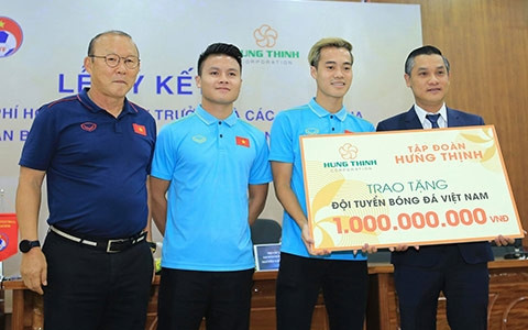 HLV Park Hang Seo, Quang Hải và Văn Toàn lên nhận thưởng của Tập đoàn Hưng Thịnh - Ảnh: Đức Cường 