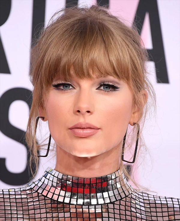 Làn da tông lạnh của Taylor Swift cho phép cô thoải mái thử nghiệm nhiều màu tóc, đặc biệt là những màu ánh bạch kim.