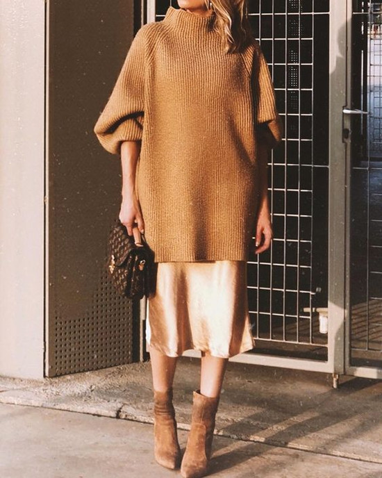 Phối chân váy lụa mềm, lụa satin cùng áo len dáng rộng là xu hướng được phái đẹp yêu thích ở mùa thu đông 2019.