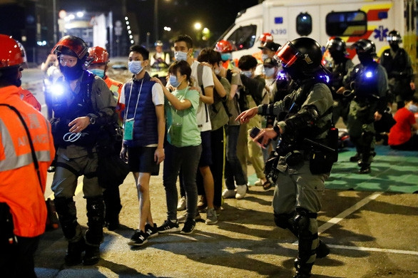 Cảnh sát Hong Kong siết vòng vây, phụ huynh người biểu tình đang... biểu tình ngồi - Ảnh 2.