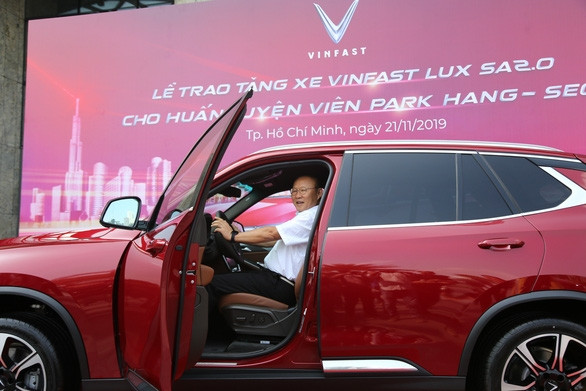 HLV Park Hang Seo khoe bằng lái khi được tặng xe VinFast - Ảnh 1.