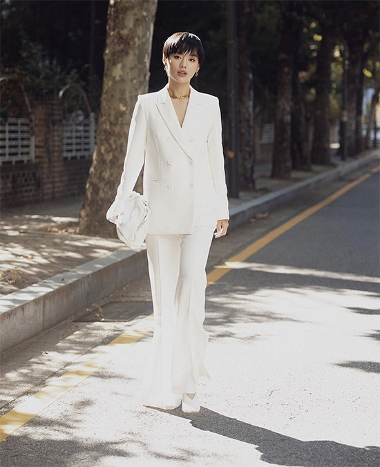 Khánh Linh với phong cách hiện đại khi áp dụng công thức mix đồ white on white.