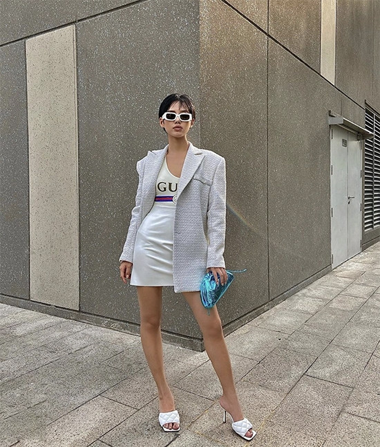 Vẫn áp dụng mix balzer cùng váy ngắn, Khánh Linh thể hiện cách mix phụ kiện bắt mắt để làm mới phong cách street style.