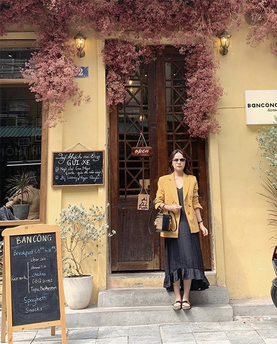 Những cô nàng yêu phong cách vintage có thể học hỏi cách phối áo khoác tông vàng cùng chân váy lụa đen như Phạm Quỳnh Anh.