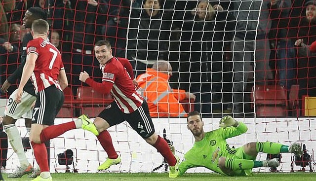 John Fleck mở tỷ số sau sai lầm của Phil Jones