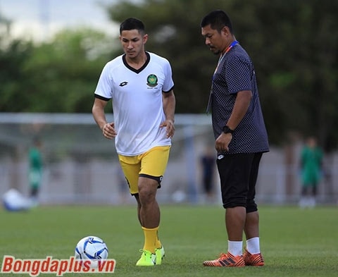 Faiq Bolkiah khởi động riêng để chuẩn bị vào sân sau khi ngồi trên khán đài trước giờ thi đấu - Ảnh: Đức Cường 