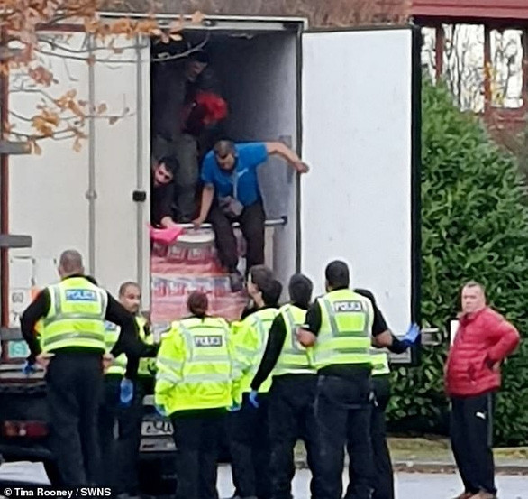 Cảnh sát Anh bắt một xe tải chở 10 di dân lậu, có 1 em bé - Ảnh 1.